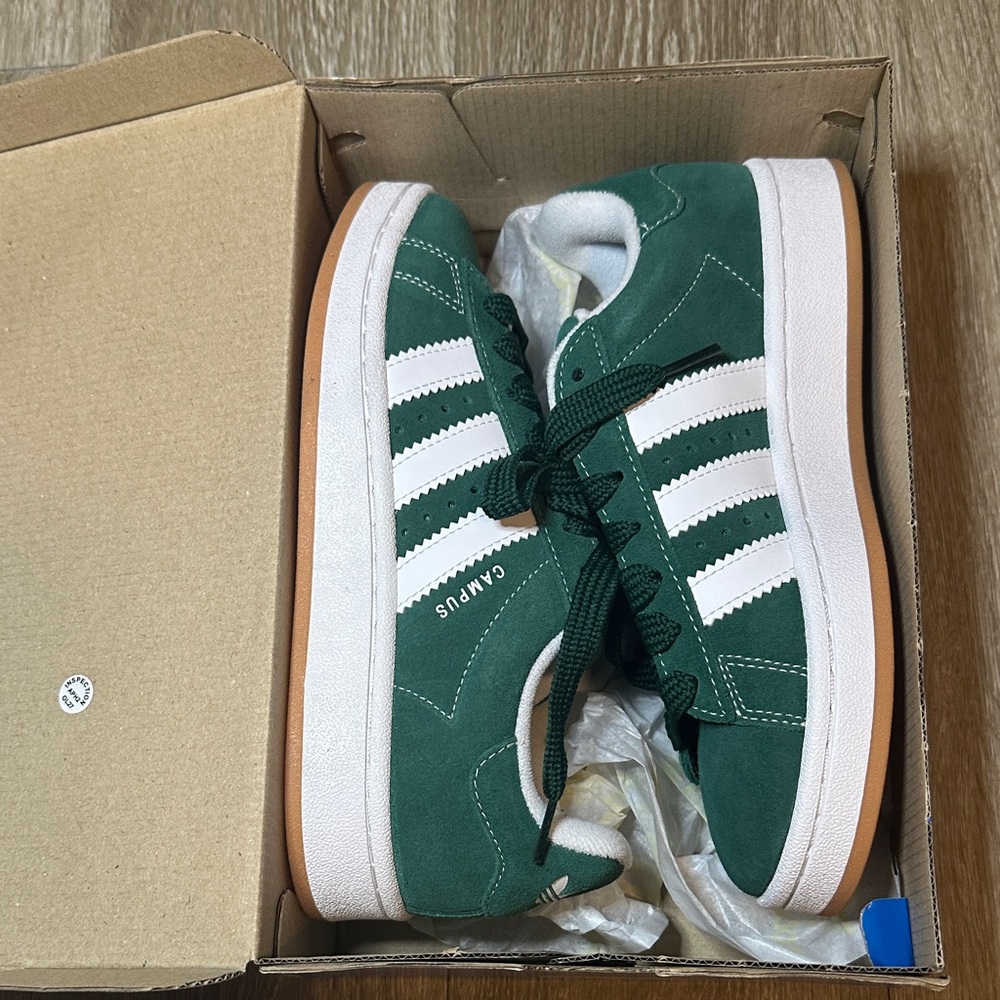 Adidas Green and White Campus Size 6.5 Women, NWT + 6 Pack Of Adidas Socks.